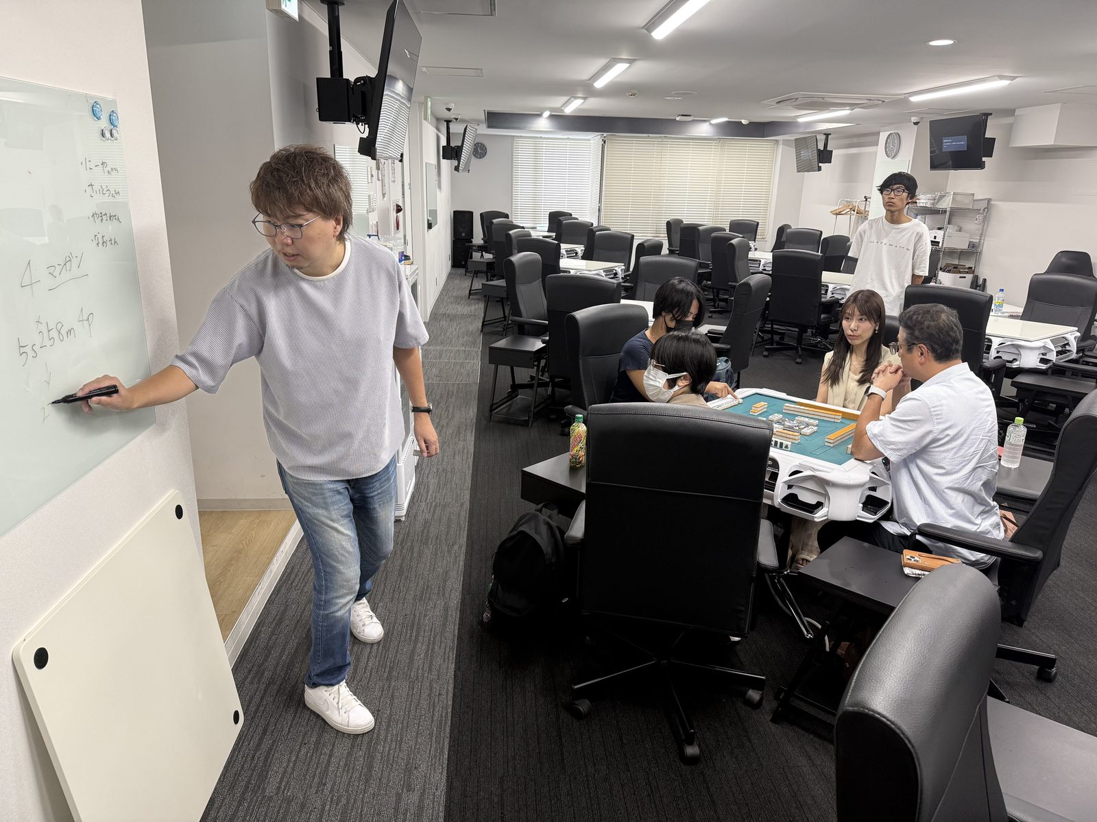 待受枚数についてレクチャーしているようです！