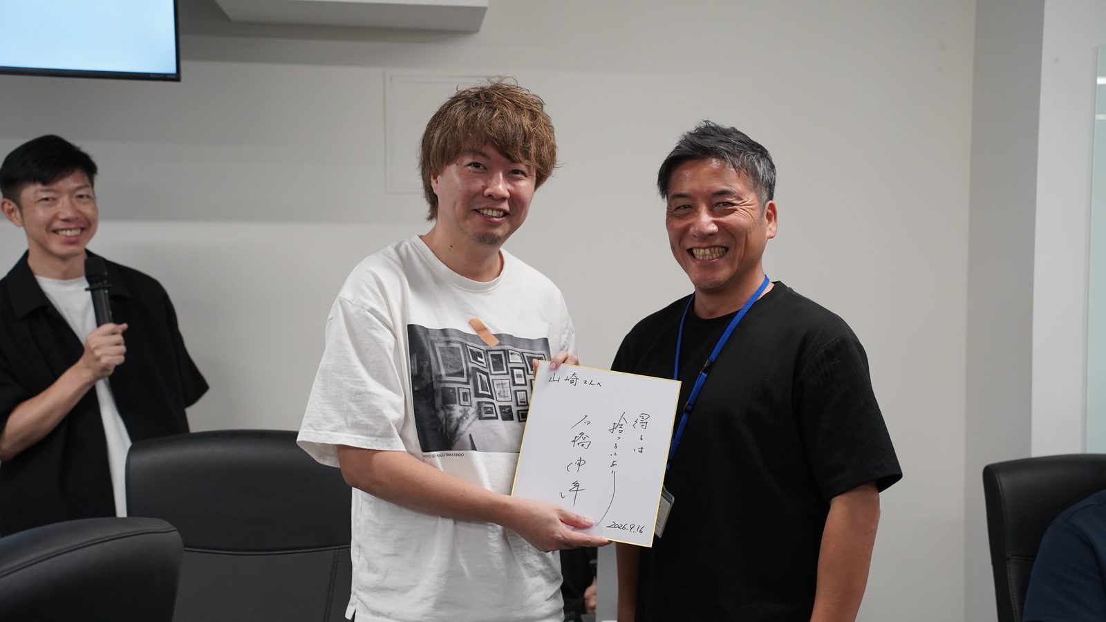 サイン色紙をゲット、山崎さん！