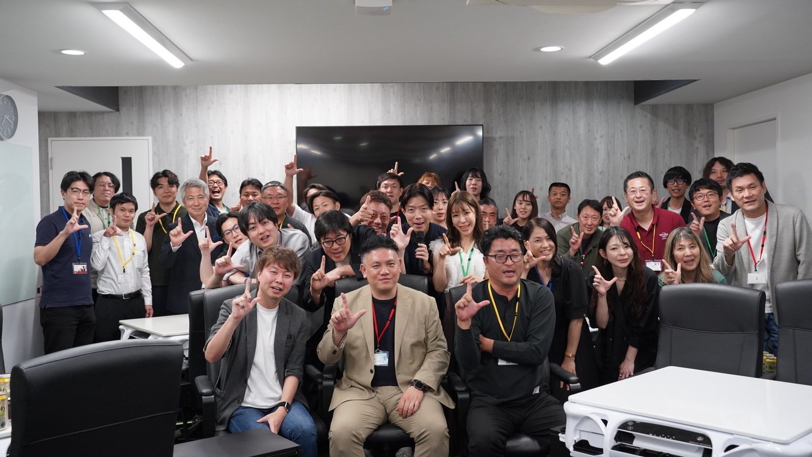 バレーナの「L」ポーズで集合写真!