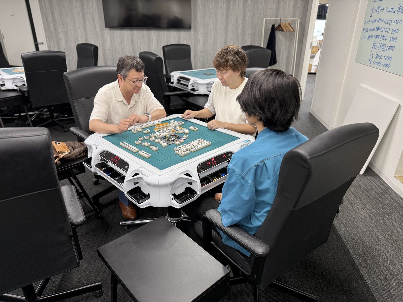 石橋伸洋プロ、水上嵐詩プロ、2名から講習を受けるのはリアル麻雀2回目の山澤さんです！還暦で新しい事を始めてみようと麻雀デビューです！（初回で倍満ツモってました！）