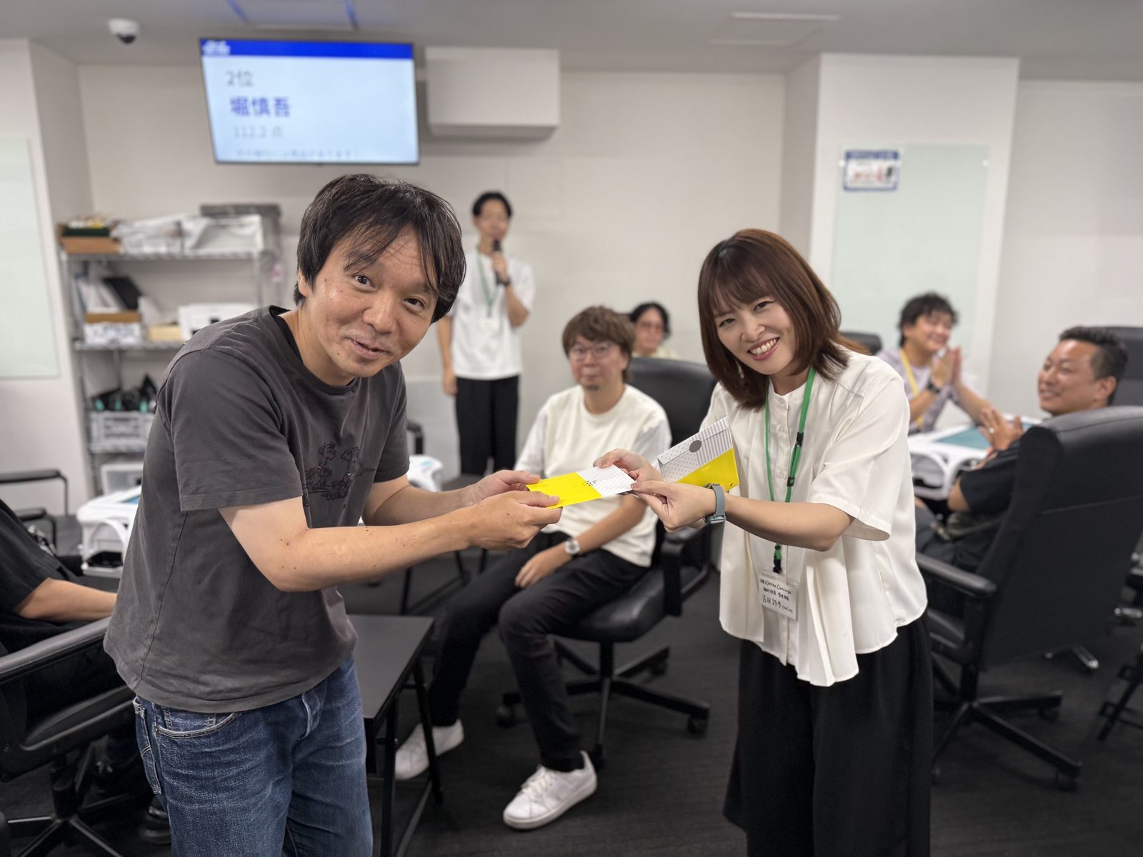 個人準優勝の堀慎吾プロにも賞品贈呈です！