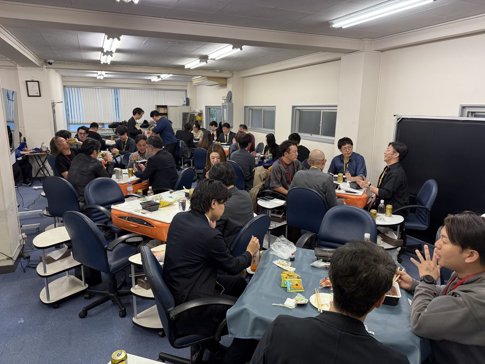 ほぼ満卓で盛り上がっております。