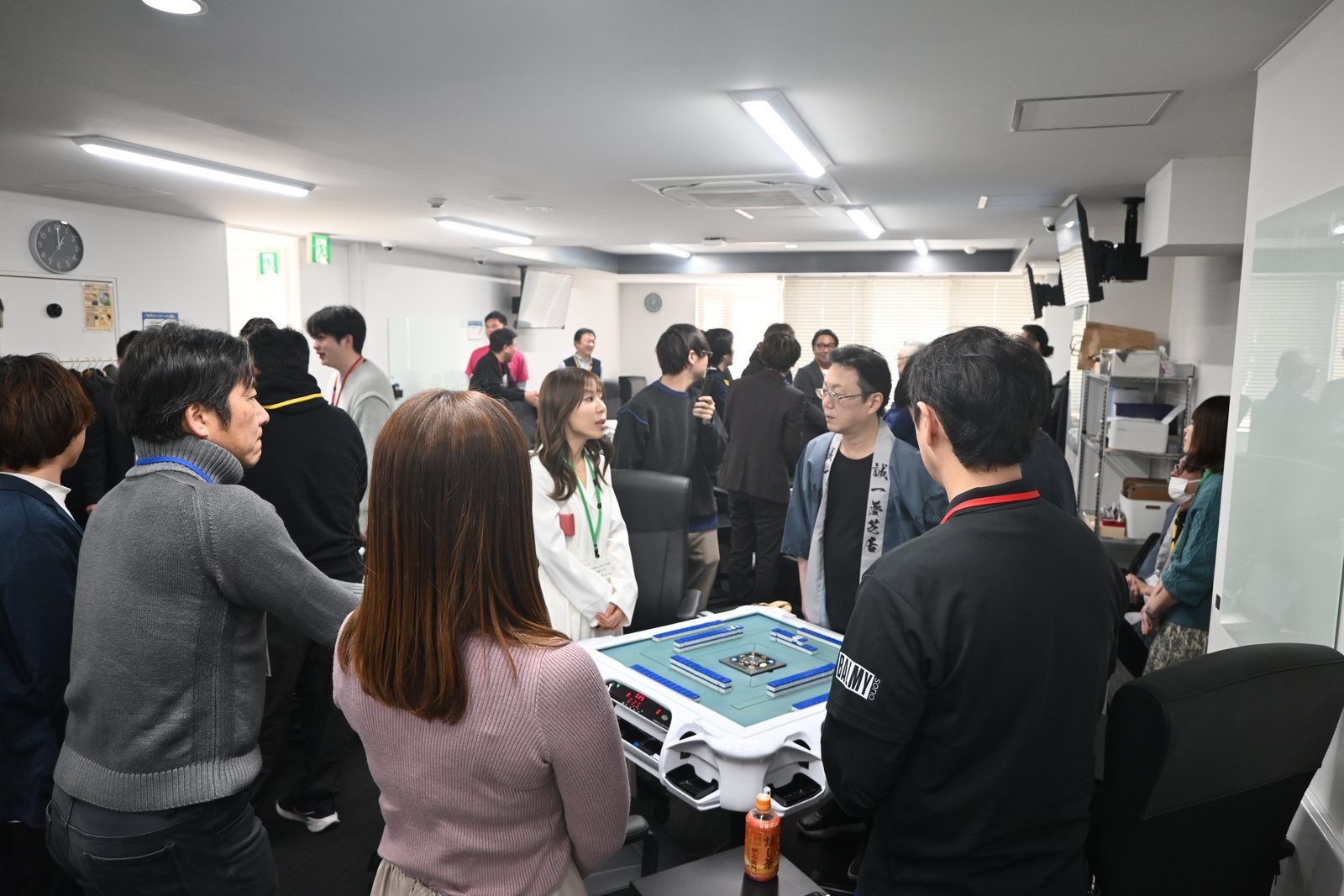真剣な表情で作戦会議中の近藤誠一プロチーム!